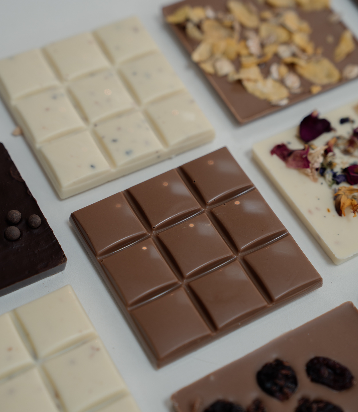 Verschiedene Schokoladetafeln mit unterschiedlichen Veredelungen