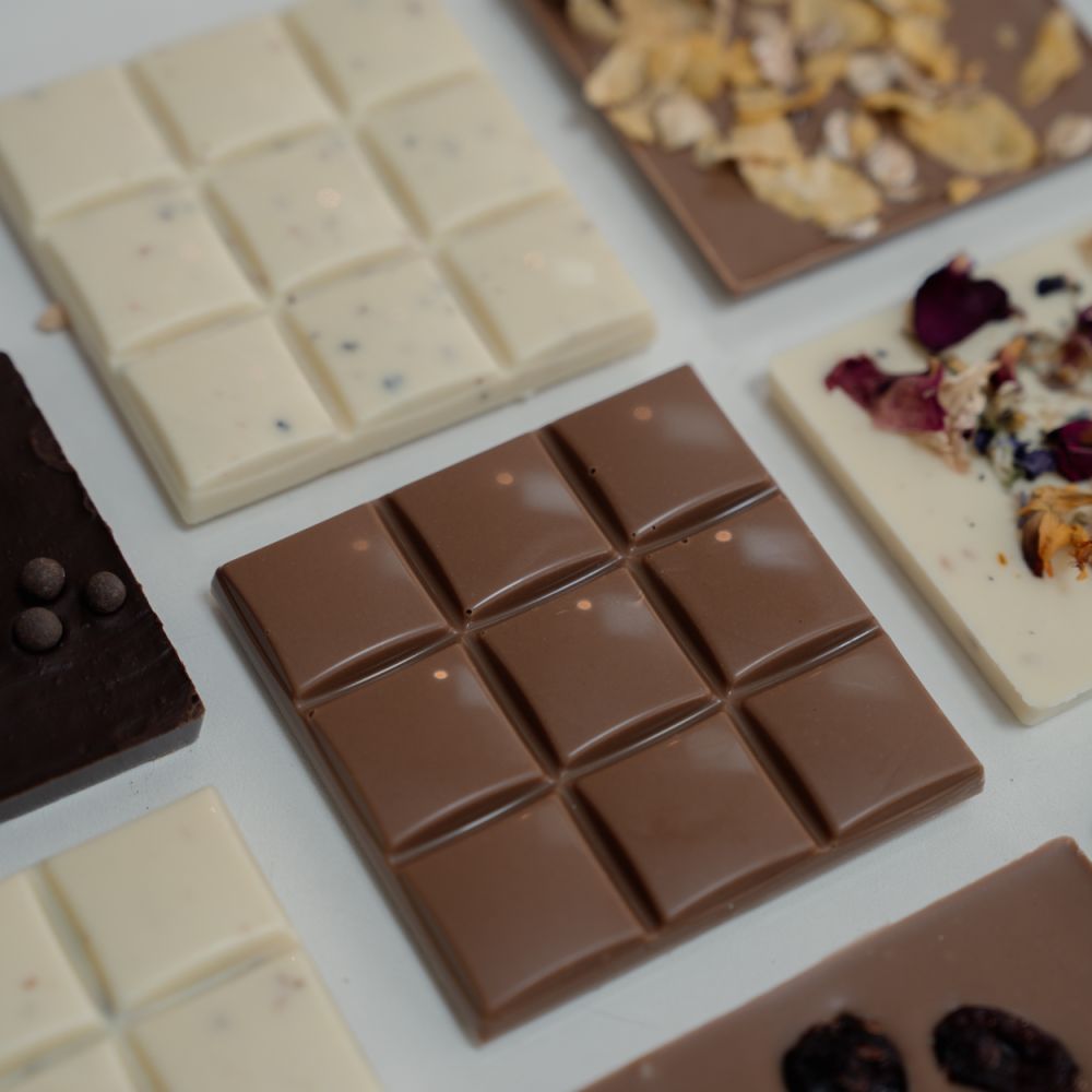 Verschiedene Schokoladetafeln mit unterschiedlichen Veredelungen