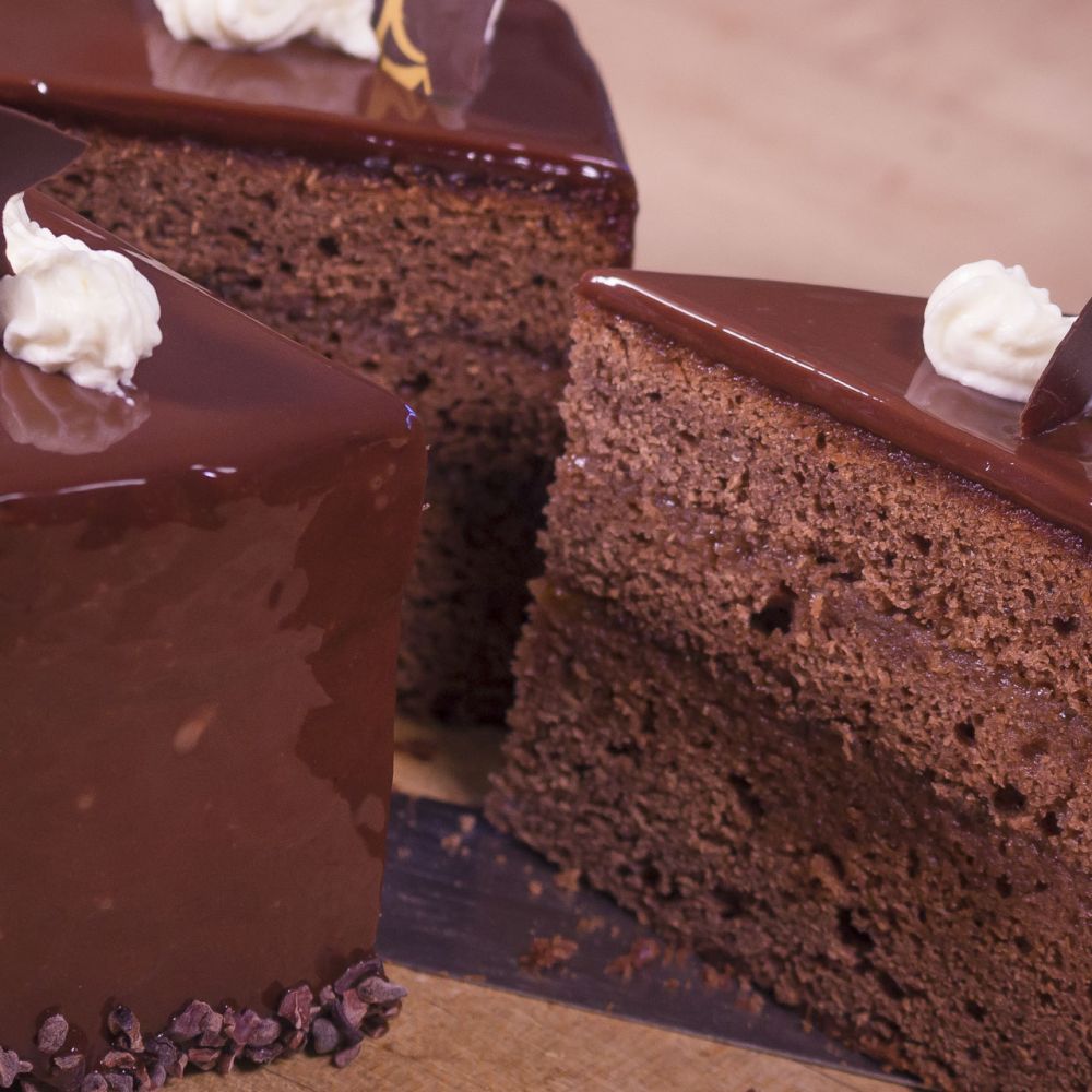 Nahaufnahme angeschnittene Sachertorte