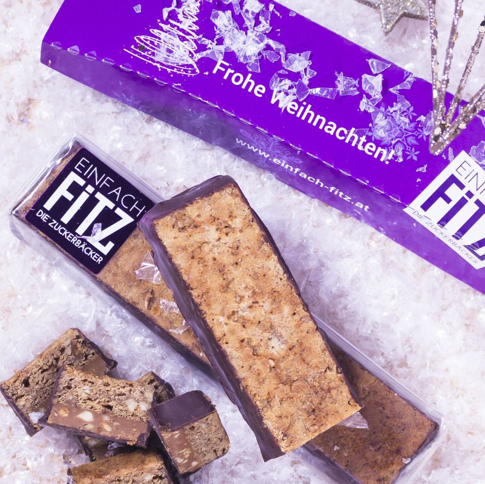 Haselnuss- Lebkuchenriegel mit Himbeergelee in weihnachtlicher Verpackung