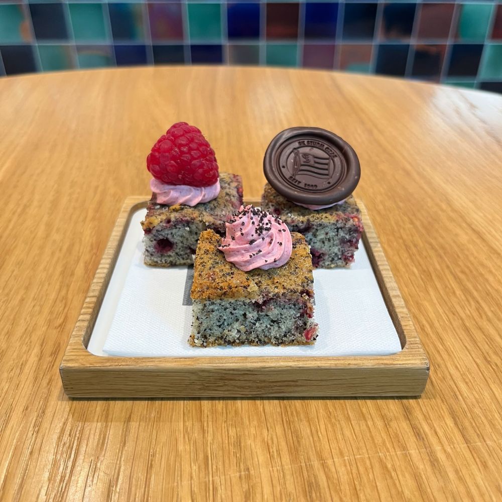 Mohnkuchen mit Himbeeren
