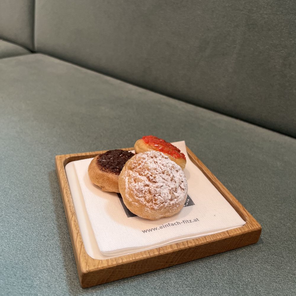 CHOUX AU CRAQUELINE

(ein französisches Gebäck aus Brandteig, das vor dem backen mit einer hauchdünnen, süßen Mürbteigschicht (dem Craquelin) belegt wird.)