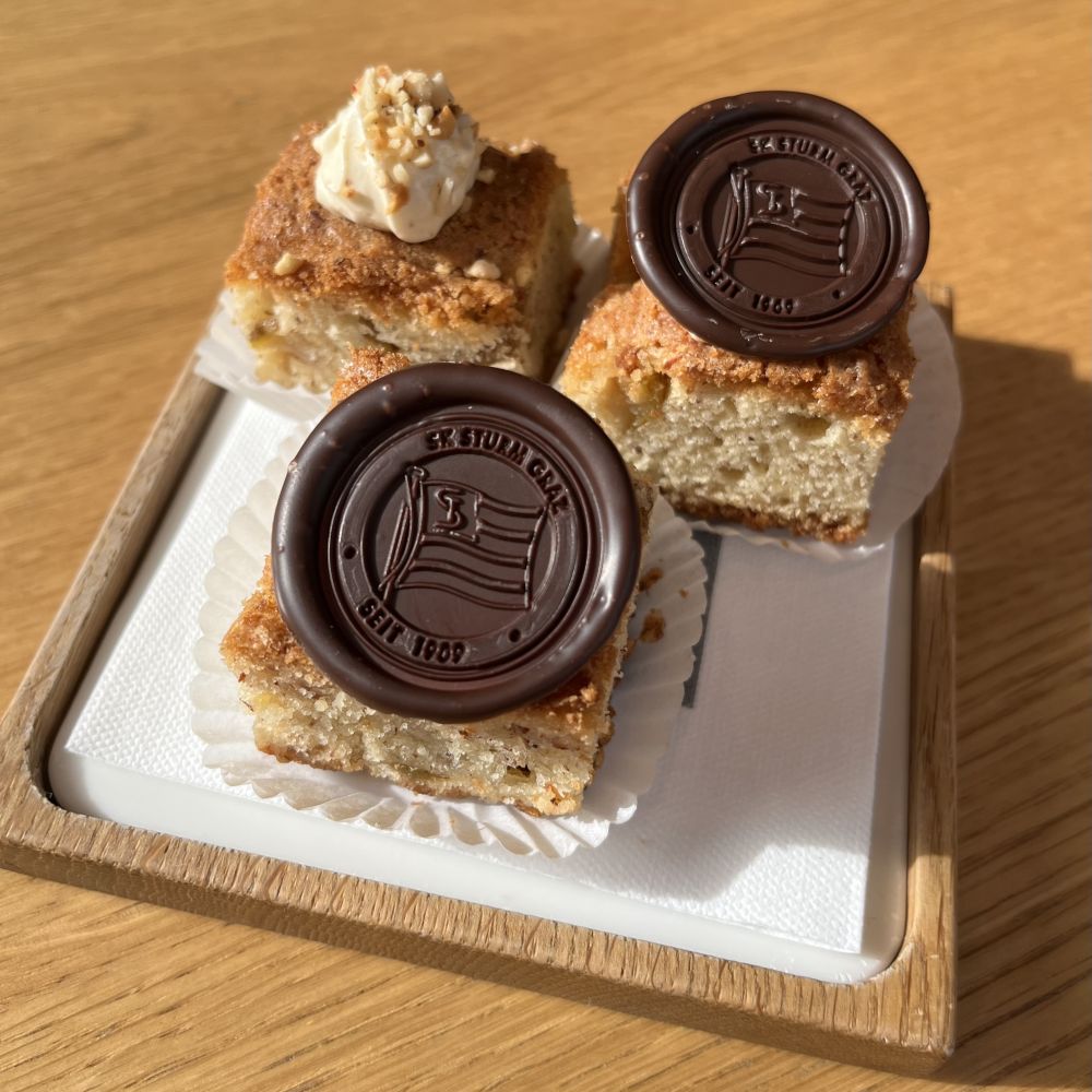 Herbstlicher Birnenkuchen mit einer geschlagenen Haselnusscreme