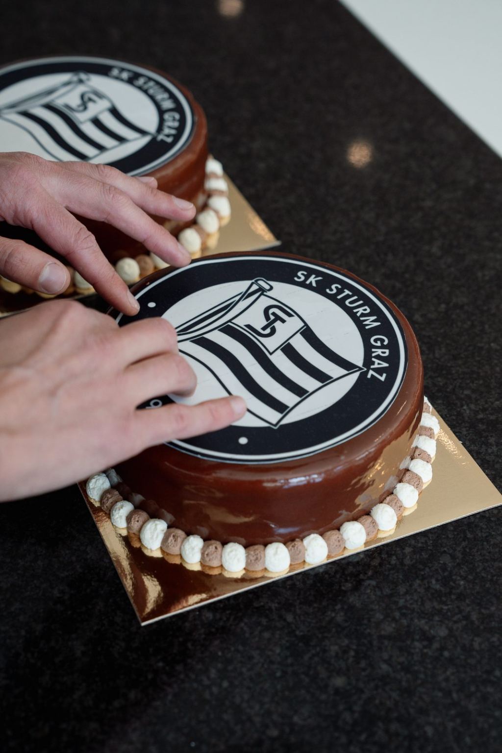 Schwarz-weiße Geburtstagstorte von Einfach FiTZ für SK Sturm Graz