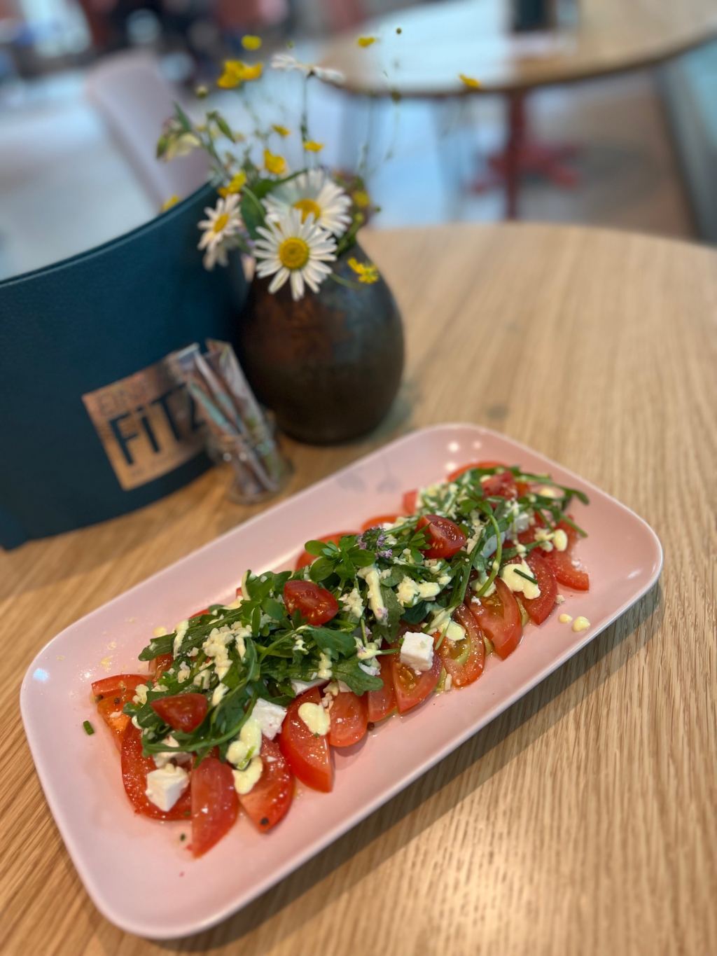  Paradeiser Carpaccio mit Rucola und Fetakäse 