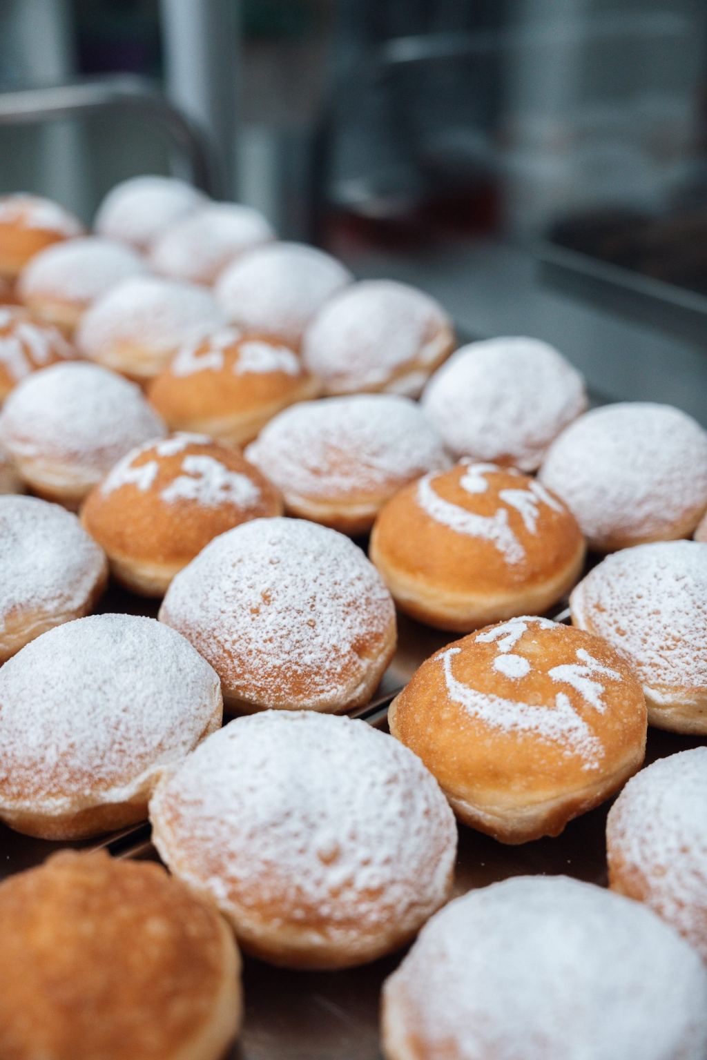 Einfach FiTZ Faschingsspezialitäten - handgemachte Krapfen, Clown-Macarons und Törtchen