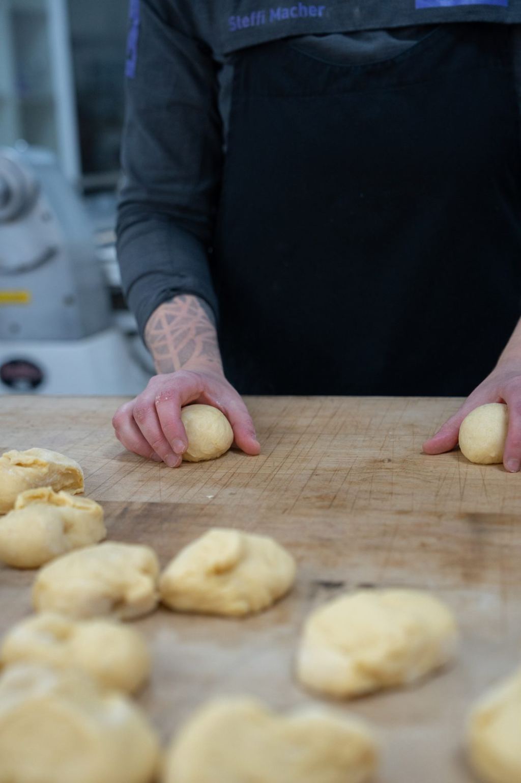 Goldbraun gebackene Krapfen mit Marillenmarmelade