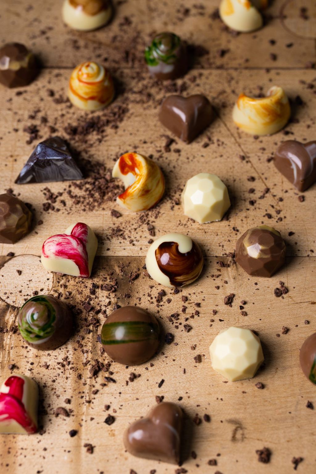 Dominik Fitz beim Fertigen handgemachter Pralinen in der gläsernen Manufaktur in Feldbach