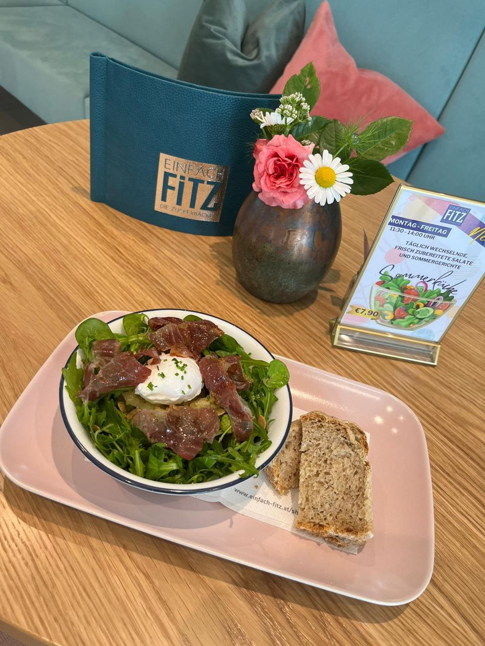 Dines Erdäpfelsalat mit Grünzeug, Vulcanoschinken und pochiertem Ei 