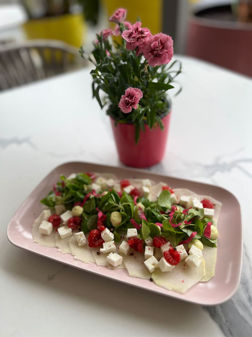 Kohlrabi Carpaccio mit Schinusbeere, Vogerlsalat mit Fetakäse und Himbeeren